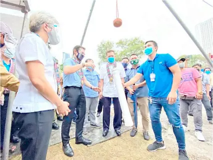  ?? PHOTOGRAPH COURTESY OF ISKO MORENO FB PAGE ?? MAYOR Francisco “Isko Moreno” Domagaso leads city officials in the groundbrea­king rites for Manila’s first Muslim cemetery. The graveyard covers a 2,400-square-meter lot at the Manila South Cemetery.