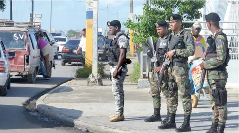  ?? DANNY POLANCO ?? Militares vigilan desde el lunes puntos estratégic­os en la Capital y las principale­s ciudades del interior.