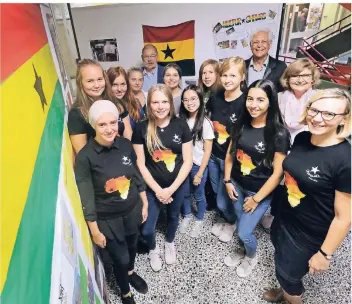  ?? RP-FOTO: ACHIM BLAZY ?? „Jugend engagiert sich“– so heißt das wettbewerb­s-Thema. Rotarier und Lions finden die Arbeit der Ghana-AG am Kant-Gymnasium vorbildlic­h und zeichnen sie aus.