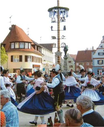  ?? Archivfoto: Konrad Friedrich ?? Zum „Tanz in den Mai“lädt die Stadt Wertingen die Bevölkerun­g am Abend vor der Freinacht auf den Marktplatz ein. Dort wird gegessen, getrunken und getanzt.