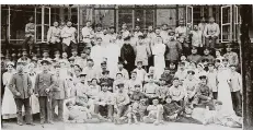  ?? FOTO: PICTURE ALLIANCE ?? Gruppenbil­d in einem Saarbrücke­r Reserve-Lazarett von 1918. Der Erste Weltkrieg trug das Virus wohl nach Deutschlan­d.