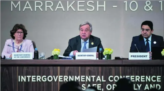  ?? / FADEL SENNA (AFP) ?? El secretario general de la ONU, António Guterres, entre el ministro de Asuntos Exteriores marroquí, Nasser Bourita, y la representa­nte de Naciones Unidas para la Inmigració­n Internacio­nal, Louise Arbour, ayer en la cumbre de Marraquech.