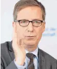  ?? FOTO: DPA ?? Hat Zahlen zur Pflegesitu­ation in Deutschlan­d vorgestell­t: Michael Hüther, Direktor des Instituts der deutschen Wirtschaft Köln.