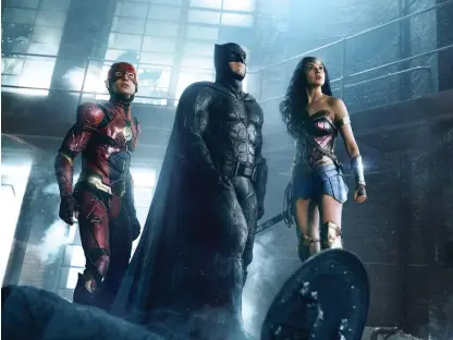  ?? FOTO: COURTESY OF WARNER BROS. PICTURES/ TM & © DC COMICS ?? RäDDAR VäRLDEN. Ezra Miller som The Flash, Ben Affleck som Batman och Gal Gadot som Wonder Woman i Justice League som har världsprem­iär denna vecka.