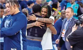  ?? ?? JA MORANT, centro a la derecha, abraza a Kyrie Irving