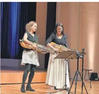  ?? FOTO: DPA ?? Laura Jörres (l.) und Jule Bauer spielen die Nyckelharp­a.