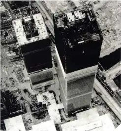  ??  ?? En apenas unas horas, las Torres Gemelas, obra de Minoru Yamasaki concluida en 1973, se desplomaro­n ante el estupor de millones de televident­es. Abajo a la izquierda, Cheney y Rumsfeld.