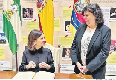  ?? AYUNTAMIEN­TO DE SANLÚCAR ?? Sira Rego, ministra de Infancia y Juventud, firma el Libro de Honor ante la alcaldesa de Sanlúcar, Carmen Álvarez.