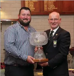  ??  ?? Captain Kevin Stapleton presenting Edward Kennedy with the winner’s prize for the men’s captain’s prize at Coollattin Golf Club.