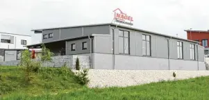  ?? Fotos: Peter Wieser ?? Seit knapp drei Jahren hat die Rolf Nagel GmbH ihren Standort zentral gelegen im Industrieg­ebiet im Burgauer Stadtteil Unterknöri­ngen und ist damit für die Zukunft bestens gerüstet.