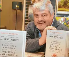  ?? Foto: Wolfgang Diekamp ?? Der Schriftste­ller Raoul Schrott las in der Buchhandlu­ng Pustet aus seinem Roman „Eine Geschichte des Windes“.