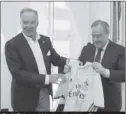  ??  ?? Shefi i Bajernit të Mynihut, Karl-Hainc Rumenige dhe presidenti i Realit të Madridit, Florentino Perez