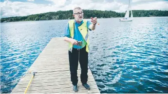  ?? FOTO: MIKAEL ANDERSSON ?? KVALITET. Jerzy Slazak, miljö och hälsoskydd­sinspektör kollar vattenkval­iten vid Kanaanbade­t.