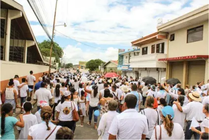  ?? CORTESÍA JOSÉ ALBERTO DURÁN ?? Los participan­tes empezaron a caminar a las 8.30 a. m., en un recorrido de cerca de tres kilómetros. Al final, clausuraro­n la actividad con la eucaristía.