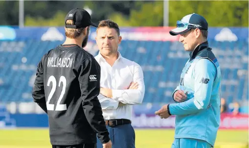  ?? PHOTO / PHOTOSPORT ?? Former Black Caps captain Brendon McCullum’s first series with England will be against New Zealand in June. Here he is pictured with Black Caps skipper Kane Williamson and England’s Eoin Morgan.
