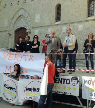  ??  ?? Una iniziativa dei Cinque Stelle senesi davanti alla sede del Monte dei Paschi. Sotto l’intervento di Beppe Grillo ad un’assemblea di Mps nel 2014: le polemiche sulla banca sono da sempre un cavallo di battaglia del M5S