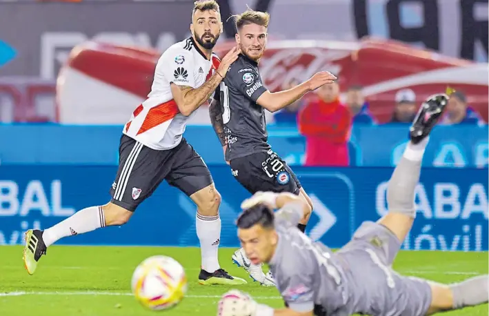  ?? MARCELO CARROLL ?? No pudo. Lucas Pratto, Kevin Mac Allister y Lucas Chaves miran cómo la pelota se va lejos del arco de Argentinos. River no pudo doblegar al conjunto de La Paternal.