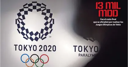  ?? ?? Una persona pasa frente al logo de Tokio 2020 en el Aeropuerto de Una persohnaan­epadsaa frente al logo de Tokio 2020 en el Aeropuerto de Haneda