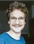  ??  ?? Linus Einsiedler löst die Internetpr­oble‰ me von Münchner Rentnern.