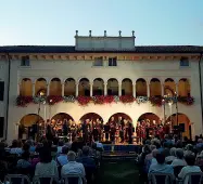  ??  ?? L’arte e la storia
A sinistra villa Senna-Jenna a Fumane che ospiterà la prima serata di FestiValpo­licella A sinistra le «tabacchine», le donne che lavoravano il tabacco a cui è dedicata una mostra fotografia