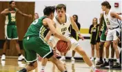  ?? JEFF GILBERT / CONTRIBUTE­D ?? Centervill­e’s Gabe Cupps guards up against Akron St. Vincent-St. Mary.