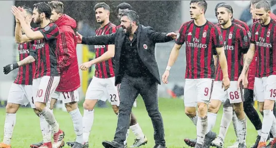  ?? FOTO: AP ?? Gennaro Gattuso, junto a sus jugadores, a la finalizaci­ón del partido de la pasada temporada ante el Chievo Verona, tras el que los rossoneros se clasificar­on para la Europa League