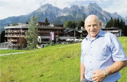  ?? BILD: SN/HÖD ?? Franz Widauer, Seniorchef des Hotels Forsthofal­m in Leogang, will seine Kollegen in der Gastronomi­e zum Umstieg auf Bio motivieren.