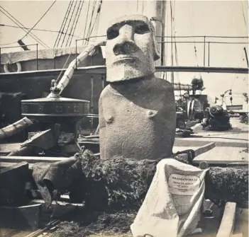  ?? ?? ►
El moái Hoa Hakananai’a al momento de ser embarcado en el HMS Topaze al mando de Richard Powell rumbo a Inglaterra, en 1868. Foto: cortesía Milton Godoy.