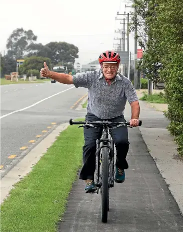  ?? JOHN BISSET/STUFF ?? Bryan Prestidge gives the thumbs up to news that a cycle trail between Washdyke and Pleasant Point is going ahead.