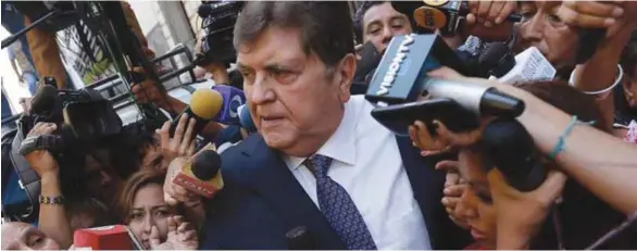  ?? (EFE) ?? RECHAZO. El expresiden­te peruano Alan García abandonó la residencia del embajador de Uruguay en Lima luego que el Gobierno de ese país rechazara el pedido de asilo.