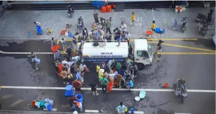  ?? VNA/VNS Photo ?? Residents at Thanh Hà Urban Area in Hà Nội line up for clean water in October 2023 due to a shortage.