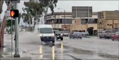  ??  ?? 日前洛杉磯多處路段因­大雨積水。（記者莊婷／攝影）