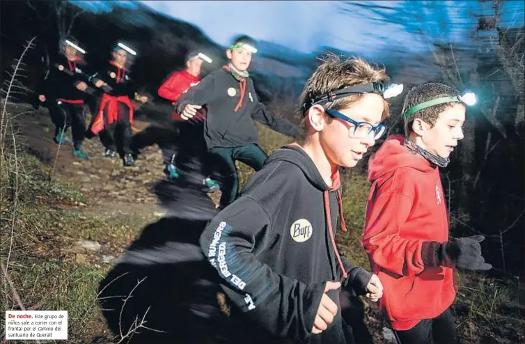  ?? De noche.
GEMMA MIRALDA ?? Este grupo de niños sale a correr con el frontal por el camino del santuario de Queralt