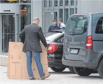  ?? FOTO: DPA ?? Razzia bei Audi: Ermittler vor dem Gebäude der Firmenzent­rale von Audi in Ingolstadt.