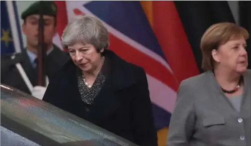 ?? FOTO: AP ?? Løbet er kørt for den dødtraette britiske premiermin­ister, Theresa May, på hendes desperate rundtur i EU. Også i går, da hun ramte muren hos Angela Merkel.