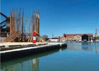  ??  ?? An installati­on of wooden spikes by the Chilean group Elemental, outside the Arsenale in Venice