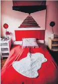  ??  ?? Lieblingsf­arbe Rot: Das Bett hat Birgit Stenger für 20 Euro ersteigert.
