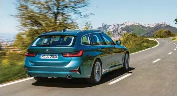  ?? Foto: Fabian Kirchbauer, BMW ?? Eilige Fracht: Der 3er Touring verfügt nicht nur über eine ordentlich­e Ladekapazi­tät mit vielen praktische­n Lösungen. Er lässt sich auch äußerst flott bewegen.