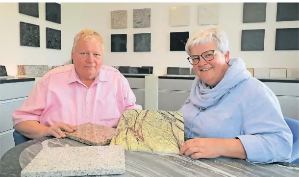  ?? FOTO: ARMIN FISCHER ?? Heinz und Dorothee Rundmund schließen im Sommer ihren Naturstein-betrieb aus Alters- und Gesundheit­sgründen.
