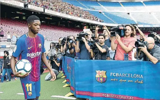  ?? LLUIS GENE / AFP ?? Ousmane Dembélé, el pasado lunes en su presentaci­ón como barcelonis­ta en el Camp Nou