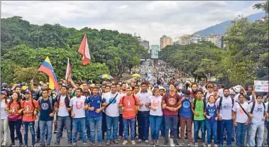  ?? CEDOC PERFIL Y AFP ?? MARCHA. Los estudiante­s marcharon para reclamar el fin de la censura a varios medios.