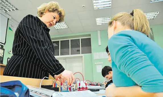  ?? Fyziku je třeba si ohmatat, vědí zkušení učitelé tohoto předmětu, tedy pokud ještě vůbec někde ve školách jsou. FOTO SHUTTERSTO­CK ?? Nejen formulky a čísla. RADKA KVAČKOVÁ