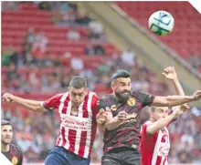  ?? ?? El partido fue bastante cerrado y, de hecho, fue Tijuana el que abrió el marcador en la cancha de los rojiblanco­s.