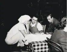  ?? MGM 1940 ?? Katharine Hepburn (left) works with director George Cukor (center) and actor John Howard on “The Philadelph­ia Story.”