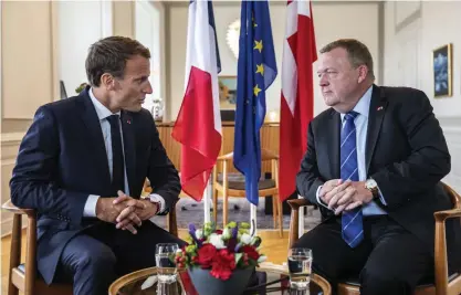  ?? FOTO: TT-AP/OLAFUR STEINAR GESTSSON ?? Frankrikes president Emmanuel Macron talar med Danmarks statsminis­ter Lars Løkke Rasmussen i Christians­borgs slott i Köpenhamn.■