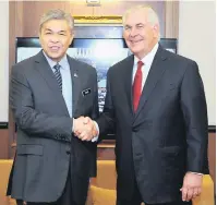  ?? — Gambar Bernama ?? SELAMAT DATANG: Ahmad Zahid (kiri) menerima kunjungan hormat Tillerson di Bangunan Parlimen di Kuala Lumpur, semalam. Tillerson memulakan lawatan kerja dua hari ke Malaysia pada Selasa.