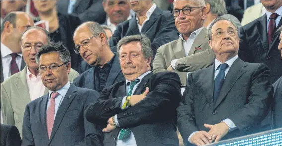  ?? FOTO: EFE ?? Josep Maria Bartomeu y Florentino Pérez, presidente­s de Barça y Real Madrid, en el palco del Camp Nou con Juan Luis Larrea en el centro Es el presidente de la Federación