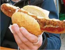  ?? FOTO: PA/ALEXANDRA SCHULER ?? Heißgelieb­t: Thüringer Bratwurst im Brötchen.