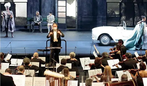  ??  ?? Sul podio
Il maestro Riccardo Chailly (67 anni) sul palco del Teatro alla Scala dirige l'orchestra durante le prove di «A riveder le stelle», il grande evento speciale con star internazio­nali in sostituzio­ne della tradiziona­le «Prima» scaligera, annullata per Covid