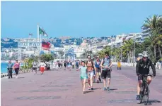  ??  ?? Trotz des Anschlags im Juli 2016: Die Promenade des Anglais ist nach wie vor eine beliebte Flaniermei­le.